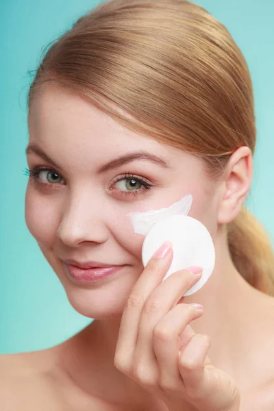 Mulher removendo maquiagem com creme e algodão pad — Fotografia de Stock