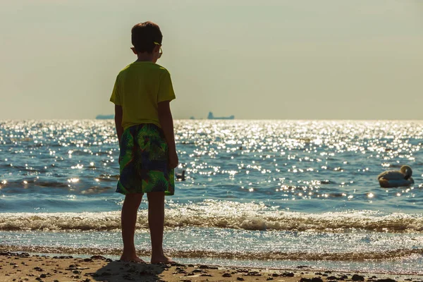 ビーチに歩いて少年. — ストック写真