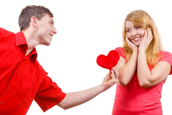 Pareja enamorada. Hombre dando mujer corazón rojo — Foto de Stock