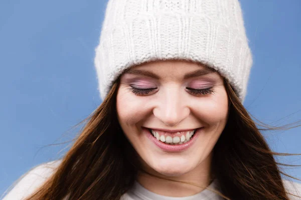 Mulher usando chapéu de lã de inverno retrato — Fotografia de Stock