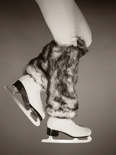 女人腿穿溜冰鞋毛皮袜子，滑冰 — 图库照片