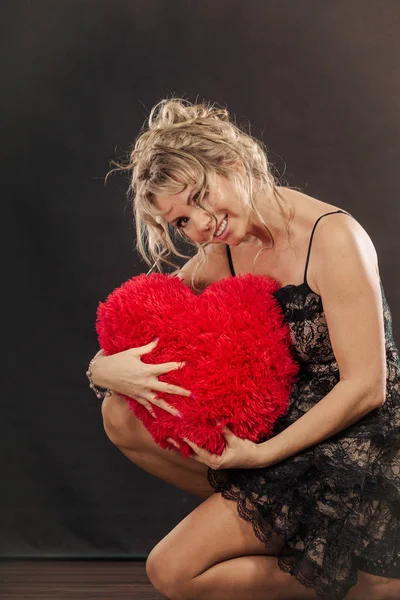 Zralá žena objetí velké červené srdce — Stock fotografie