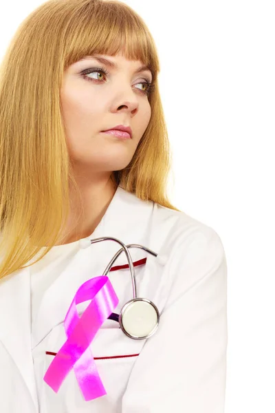 Mujer médico con el símbolo de las ayudas de cinta rosa —  Fotos de Stock