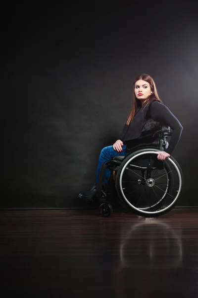 Menina triste na cadeira de rodas . — Fotografia de Stock