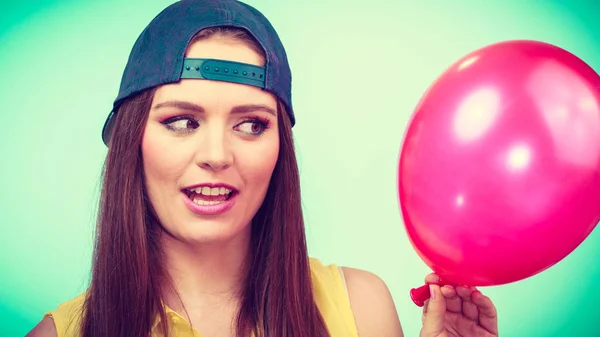 Tonårig flicka med röd ballong. — Stockfoto