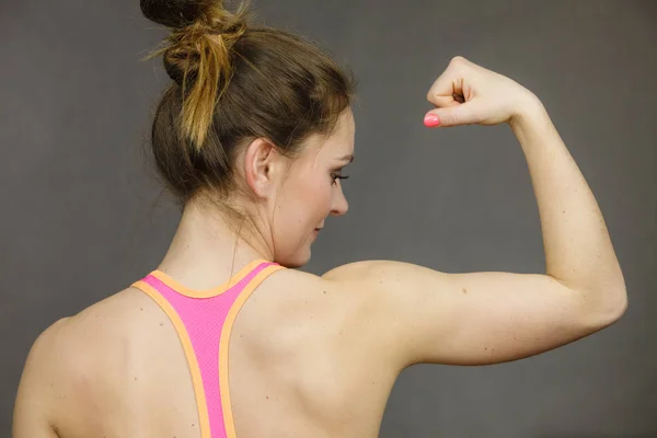 Mulher mostrando músculos das costas e ombros — Fotografia de Stock