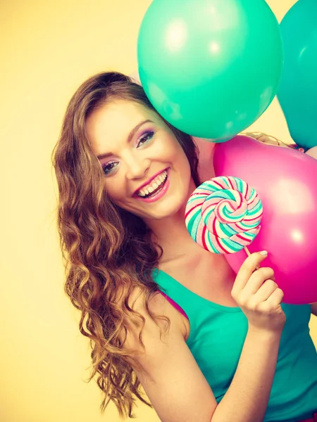 Frau mit bunten Luftballons und Lutscher — Stockfoto