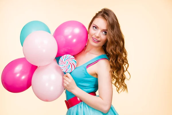 Mujer con globos de colores y piruleta —  Fotos de Stock