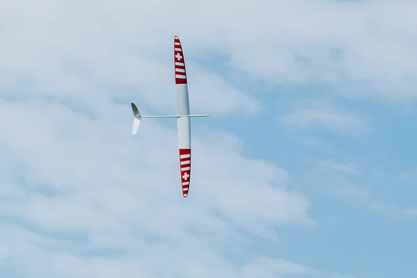 RC парящий самолет на голубом небе — стоковое фото