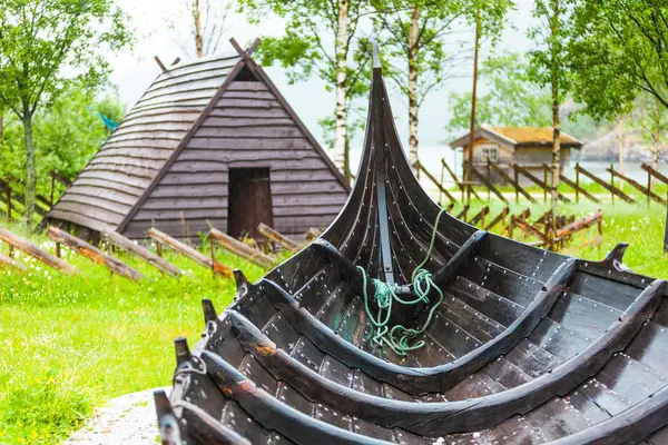 Parte della vecchia barca vichinga in legno nella natura norvegese — Foto Stock