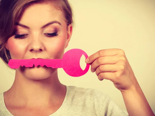 Adolescente chica con trenza sosteniendo la llave en los labios —  Fotos de Stock