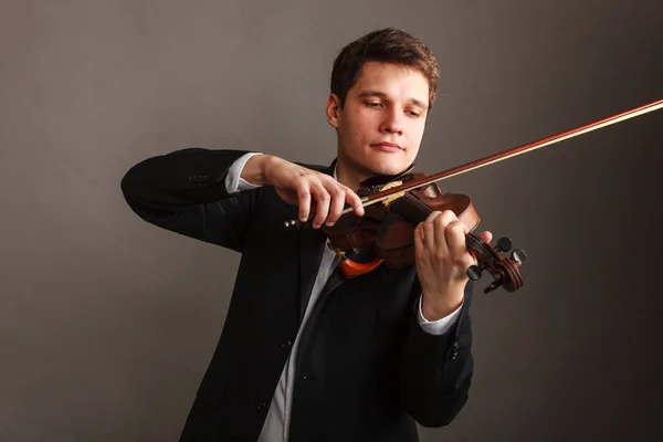 Hombre hombre vestido elegantemente tocando el violín — Foto de Stock