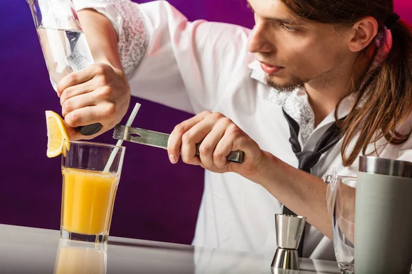 Young bartender pouring beverages. — Stock Photo, Image