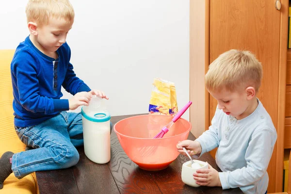 Yemek, kek kase yapmak iki çocuk çocuklar — Stok fotoğraf