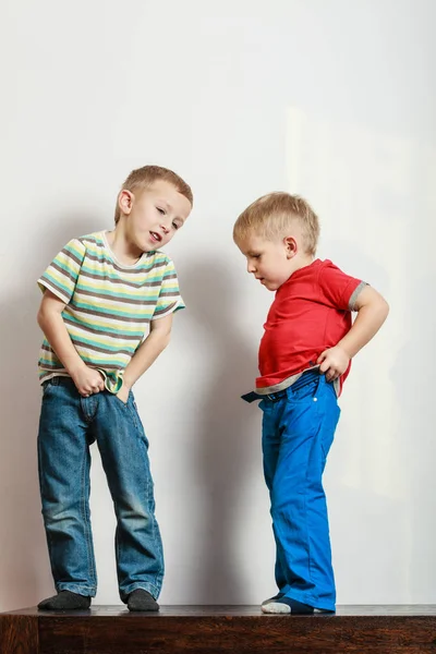 Dos niños pequeños visten ropa . — Foto de Stock