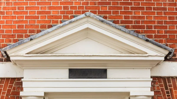 Dekorativ fasad ovanför entrén, engelska arkitektur — Stockfoto