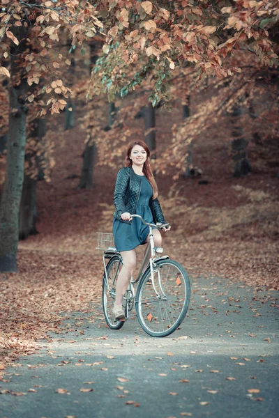 Ragazza in abito in bicicletta . — Foto Stock