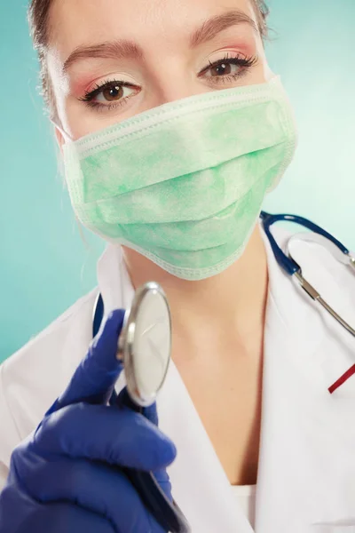 Specialist in mask with stethoscope. — Stock Photo, Image