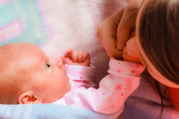 Moeder haar pasgeboren baby handen kussen — Stockfoto