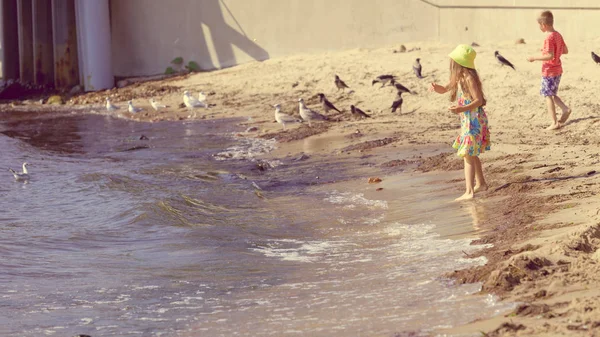 Enfants jouant en plein air sur la plage . — Photo