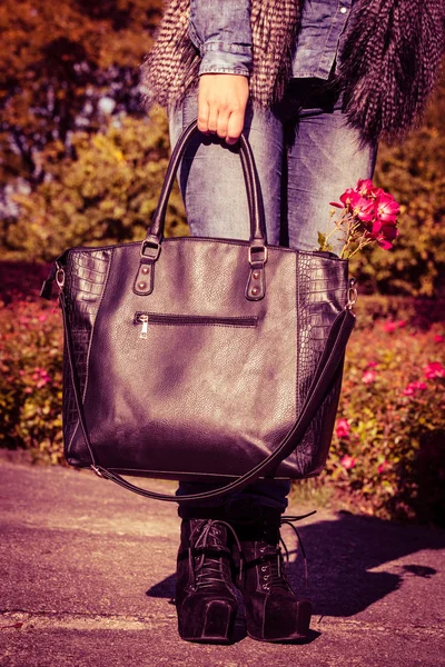 Woman spends time in park outdoor. — Stock Photo, Image