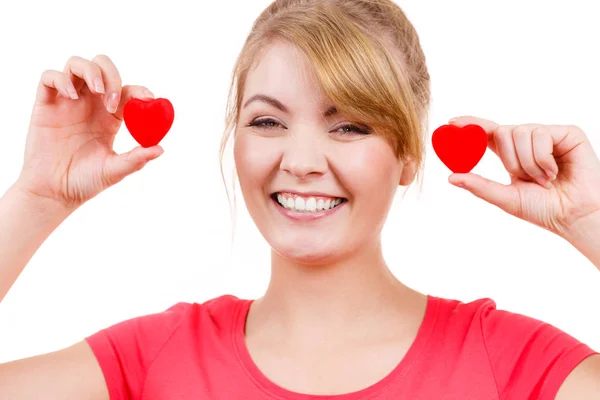 Mujer divertida sostiene corazones rojos símbolo de amor —  Fotos de Stock