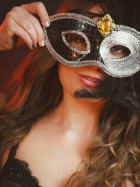 Femme sensuelle avec masque de carnaval . — Photo