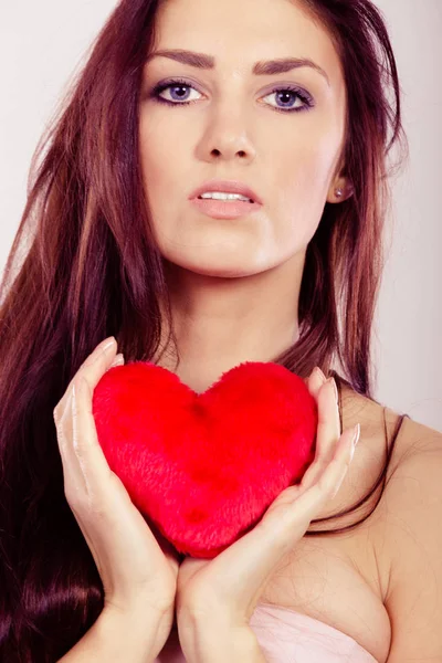 Mulher bonita detém coração vermelho — Fotografia de Stock
