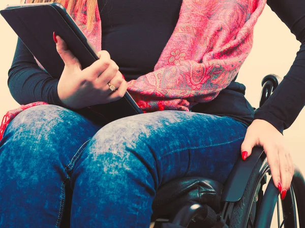 Estudante com deficiência com tablet ebook . — Fotografia de Stock