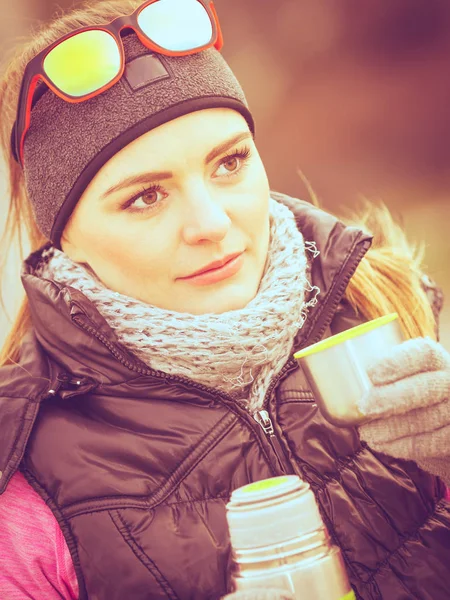 Hiker kvinna värmer upp dricka te i kall dag — Stockfoto