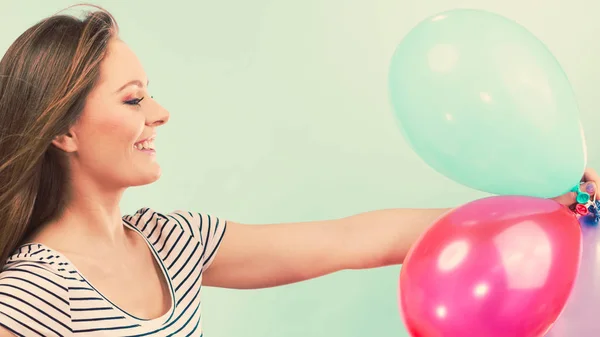 Mulher verão menina alegre com balões coloridos — Fotografia de Stock