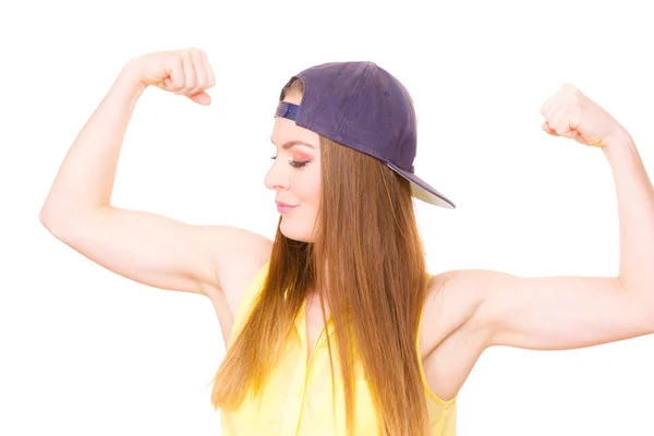 Casual stijl vrouw pronken spieren biceps — Stockfoto