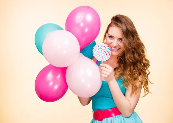 Mujer con globos de colores y piruleta — Foto de Stock