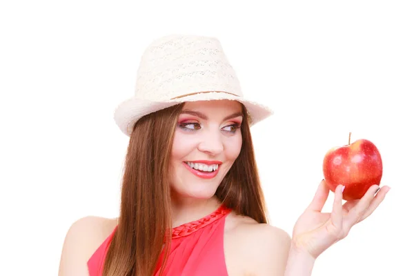 Mujer verano sombrero colorido maquillaje sostiene fruta de manzana —  Fotos de Stock