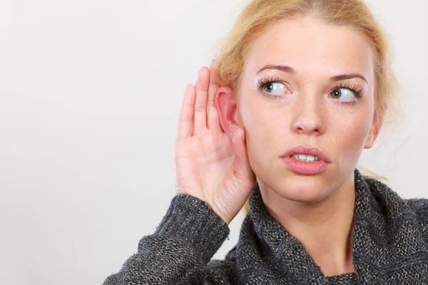 Woman put hand to ear for better hearing — Stock Photo, Image
