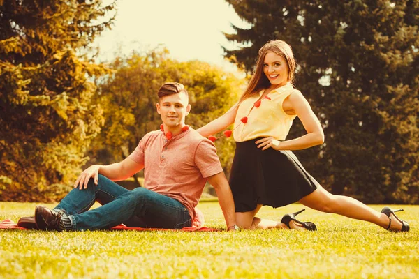 Casal passar tempo juntos no parque . — Fotografia de Stock