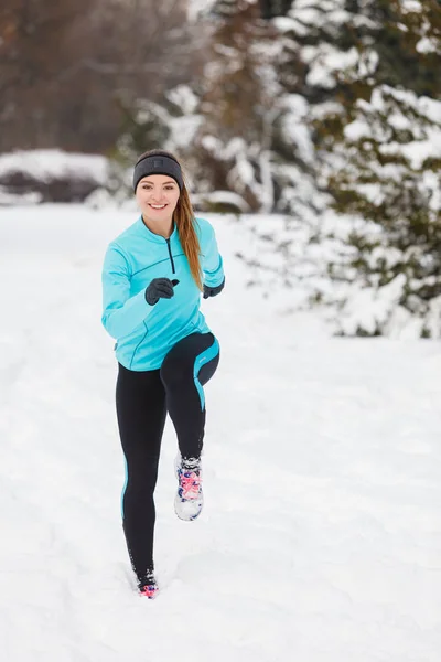 Correndo menina vestindo sportswear, fitness inverno — Fotografia de Stock