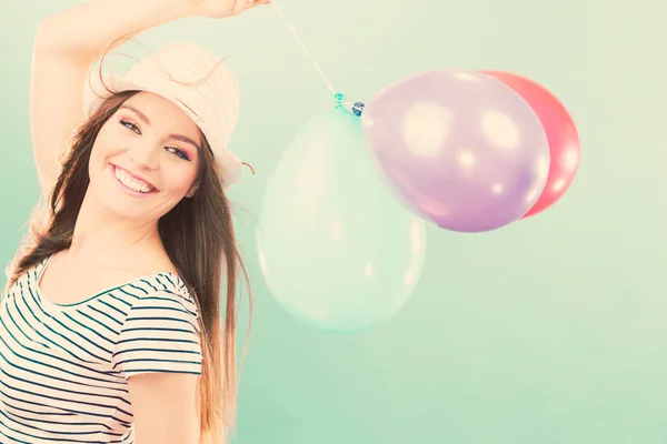 Vrolijke meisje hebben plezier met kleurrijke ballonnen. — Stockfoto