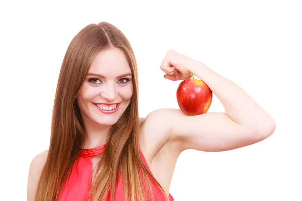 Kvinna fit flicka håller äpple frukt på hennes biceps arm — Stockfoto