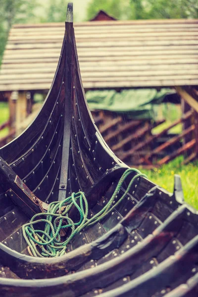 Část staré dřevěné vikingské lodi v norské přírodě — Stock fotografie