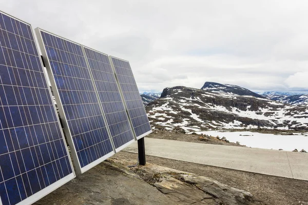 Fotowoltaicznych kolektorów słonecznych, odkryty w góry natura — Zdjęcie stockowe