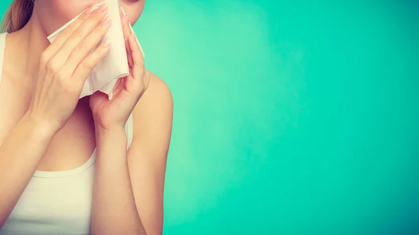 Nemocná žena používající kosmetický ubrousek, headcold problém — Stock fotografie