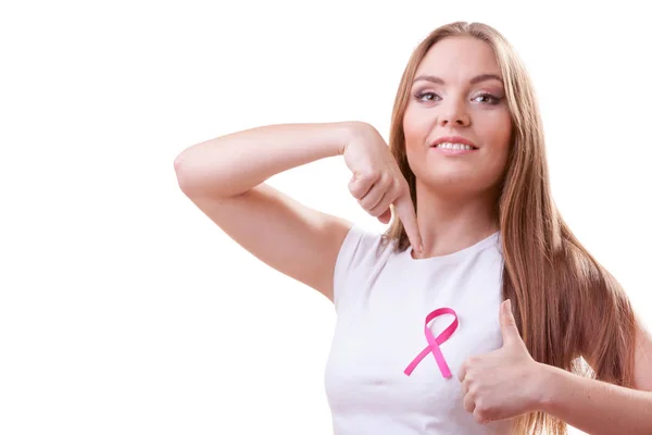 Mujer rosa cáncer cinta en el pecho haciendo pulgar hacia arriba —  Fotos de Stock