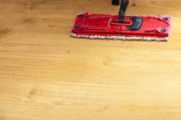 Kırmızı paspas temizlik ahşap zemin — Stok fotoğraf