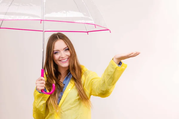 Vrouw in komen jas met paraplu. Prognoses — Stockfoto
