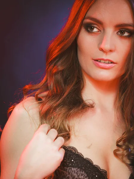 Portret van een mooie vrouw met sensuele lingerie — Stockfoto