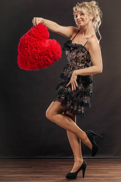Femme mûre tient grand coeur rouge — Photo