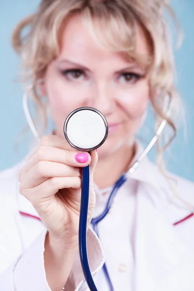 Женщина врач со стетоскопом. — стоковое фото
