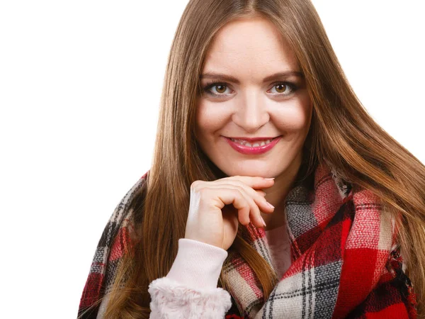 Mujer usando bufanda aislada — Foto de Stock