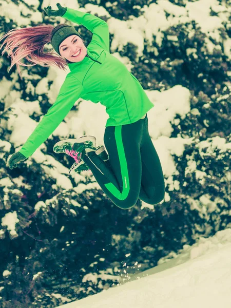Женщина подходит спортивная модель тренировки на открытом воздухе в холодный день — стоковое фото